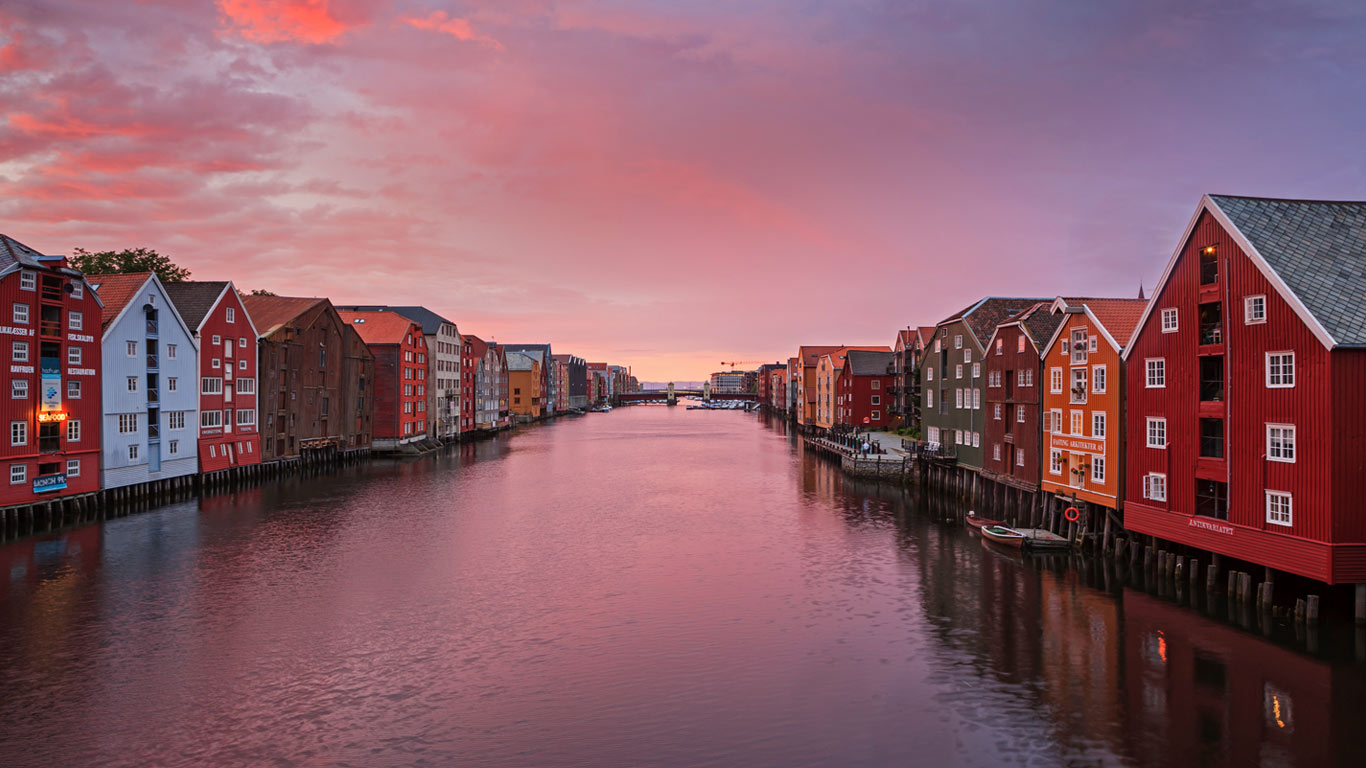 Historic fishing warehouses in Trondheim, Norway (© Oscar Dominguez/Tandem Stills + Motion)(Bing United Kingdom)