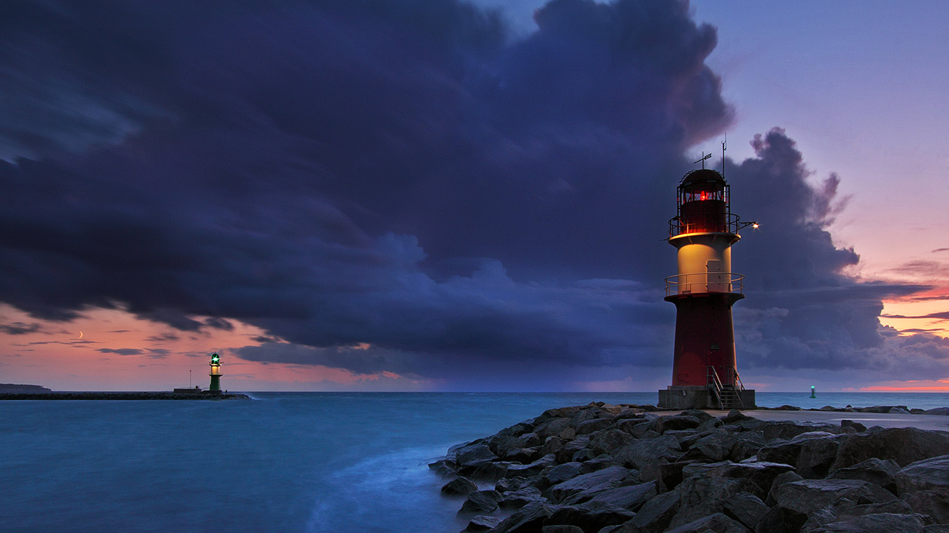 The lighthouses of Warnemünde, Rostock, Mecklenburg-Vorpommern, Germany (© Sandra Kreuzinger/Moment Open/Getty Images)(Bing United Kingdom)