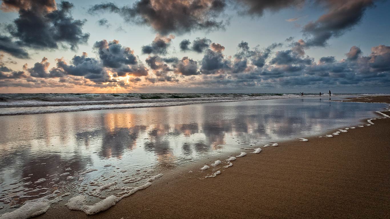 Sonnenuntergang am Strand von Sylt, Schleswig-Holstein, Deutschland (© Beate Zoeliner/F1online/Age Fotostock)(Bing Deutschland)