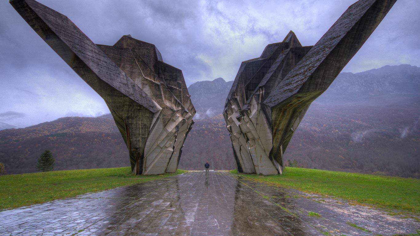 Kriegsdenkmal, Nationalpark Sutjeska, Bosnien und Herzegowina (© Brendan van Son/Tandem Stills & Motion)(Bing Deutschland)
