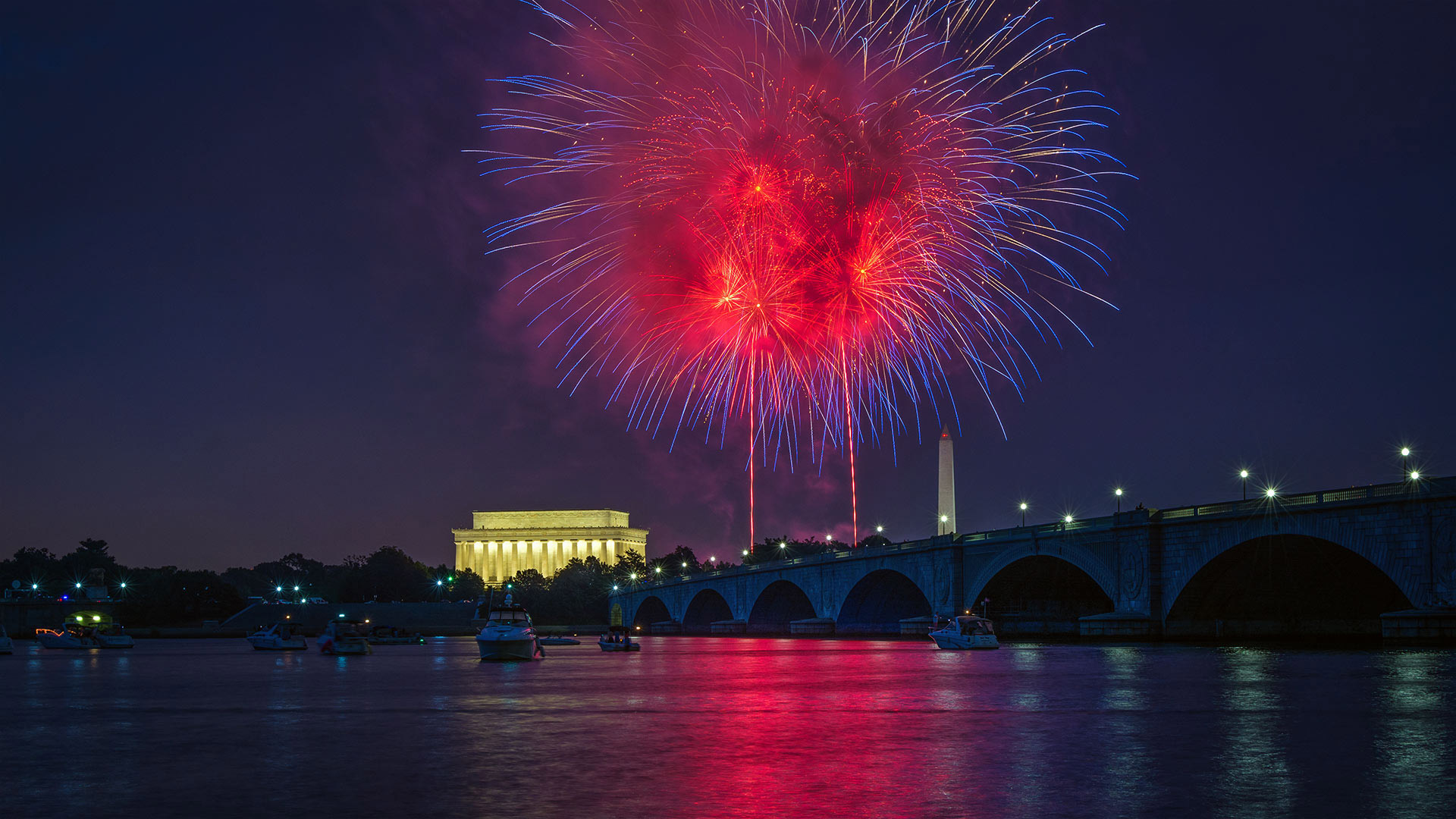 Independence Day fireworks over the National Mall, Washington, DC (© Jon Bilous/Shutterstock)(Bing United States)