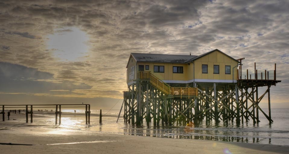 Strandcafe in St. Peter Ording bei Sonnenuntergang – Joerg Hauke/Picture Press/Photolibrary &copy; (Bing Germany)