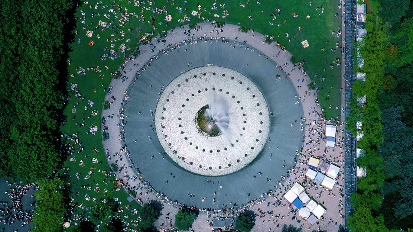 Aerial view of the International Fountain, Seattle, Washington (© Harald Sund/Getty Images)(Bing United States)