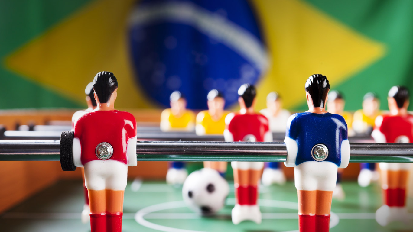 Table de baby-foot avec en arrière-plan le drapeau du Brésil (© Don Bayley/Getty Images)(Bing France)
