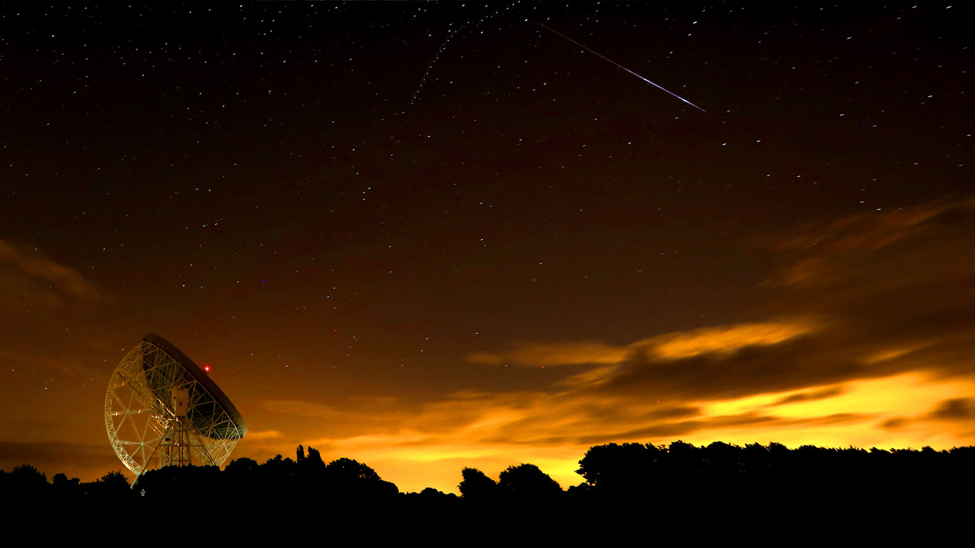 A Perseid meteor streaks across the sky over the Lovell Radio Telescope at Jodrell Bank (© Christopher Furlong/Getty Images)(Bing United Kingdom)