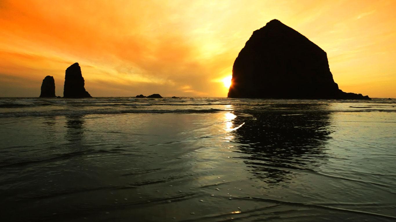 Haystack Rock, Cannon Beach, Oregon (© Clipcanvas)(Bing Canada)