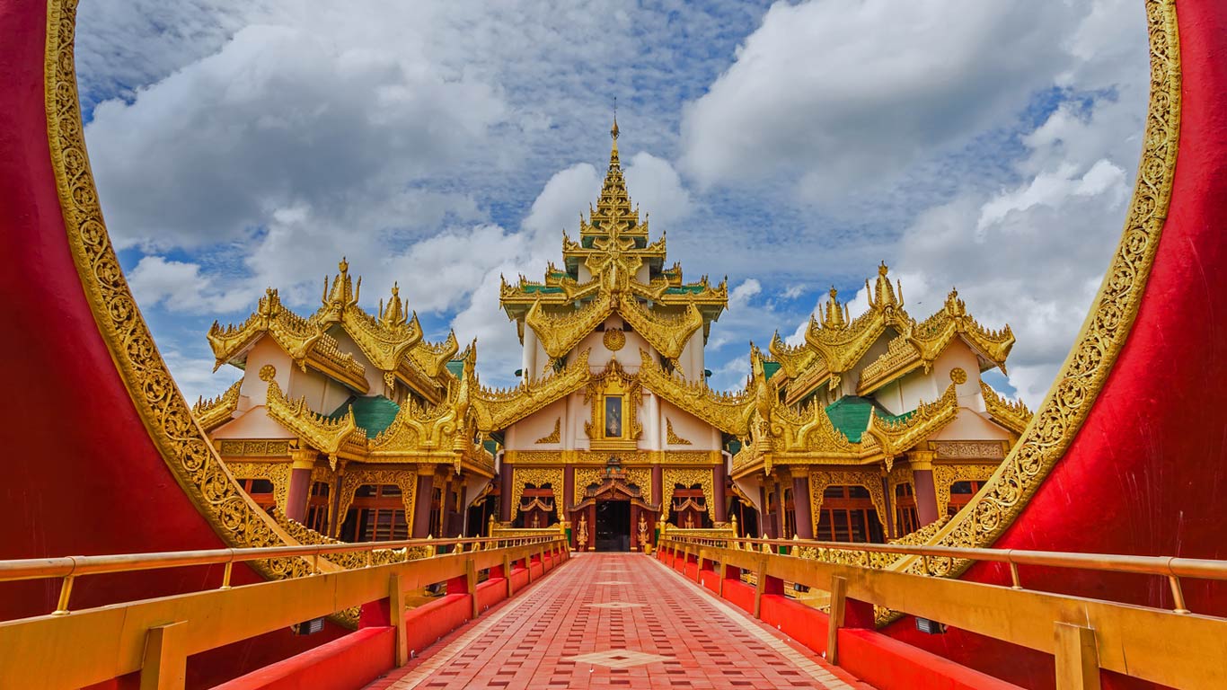 Karaweik palace barge on Kandawgyi Lake, Rangoon, Burma (© Etakundoy/Shutterstock)(Bing United Kingdom)