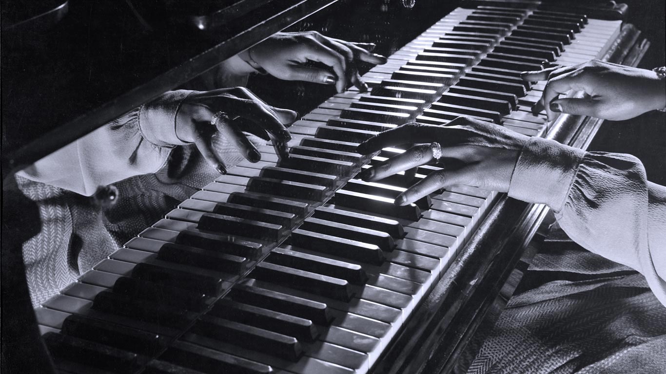 Close-up of the hands of jazz pianist Mary Lou Williams during a jam session held in New York City, USA, 1943 (© Gjon Mili/Getty Images)(Bing United Kingdom)