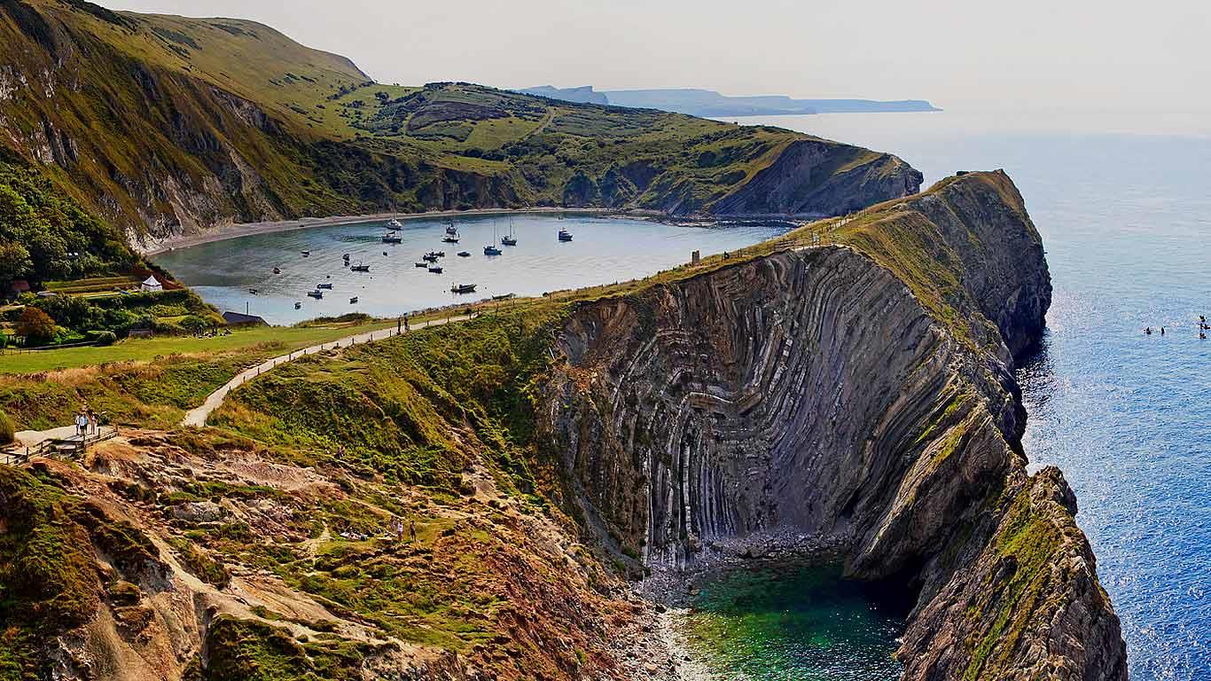 Lulworth Cove along Jurassic Coast, England (© SIME/eStock Photo)(Bing Canada)