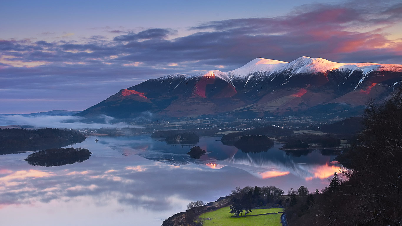 Sun rising over Skiddaw Mountain and Derwentwater in Cumbria, England (© Graeme Campbell Photography/Getty Images)(Bing United Kingdom)