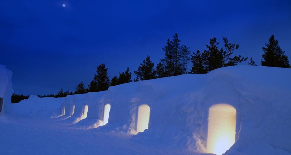 Illuminated igloo, Kakslauttanen, Lapland, Finland (© Arctic-Images/Iconica/Getty Images) &copy; (Bing United Kingdom)
