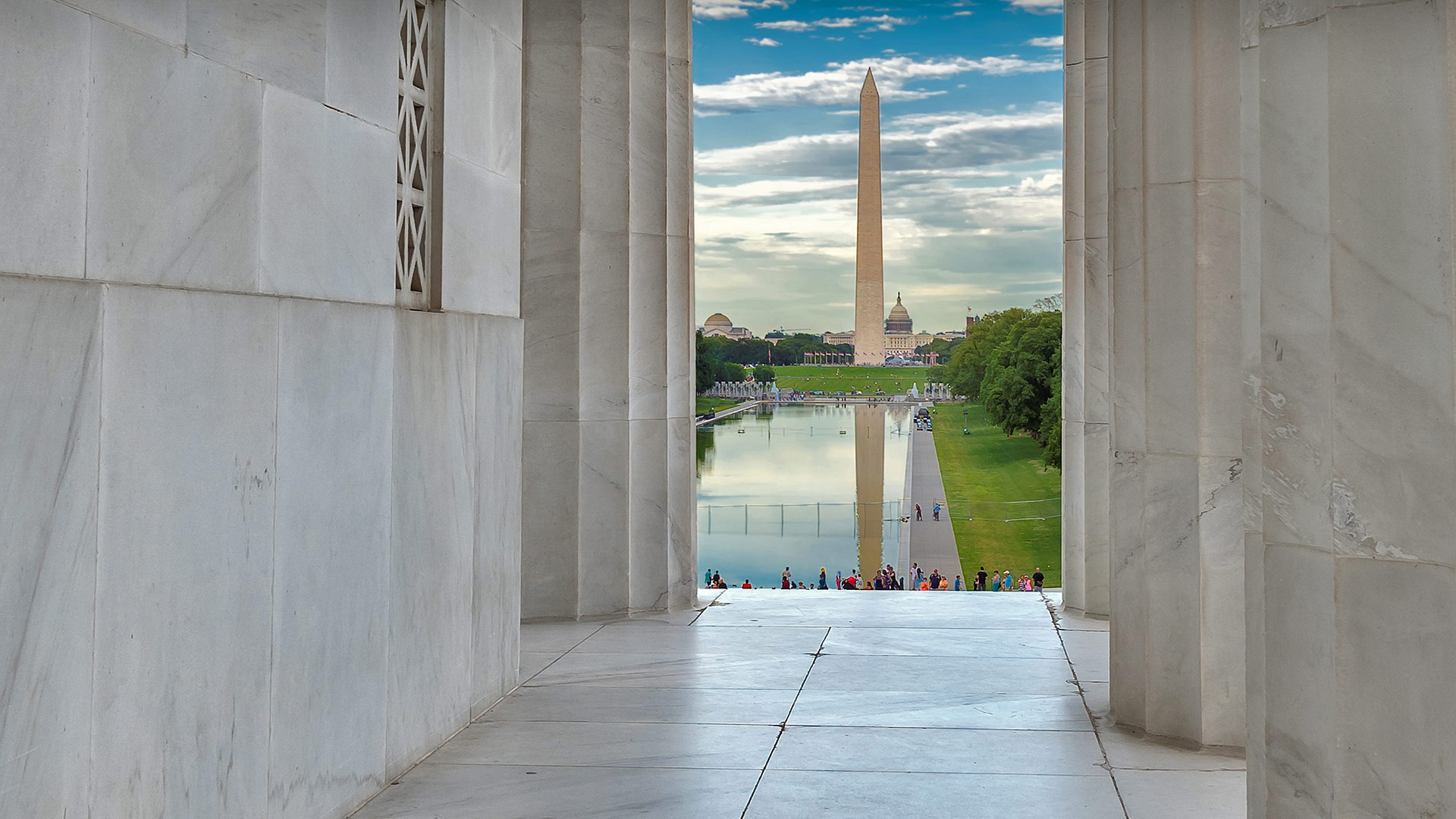The Washington Monument seen from the Lincoln Memorial in Washington, DC (© lucky-photographer/Getty Images)(Bing United States)