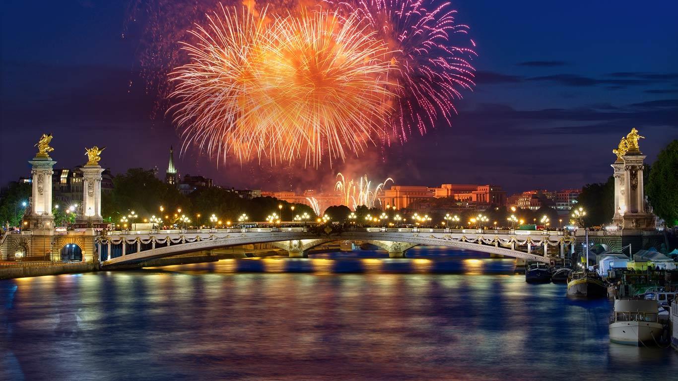 Fireworks over Pont Alexandre III in Paris, France (© AG photographe/Getty Images)(Bing United Kingdom)