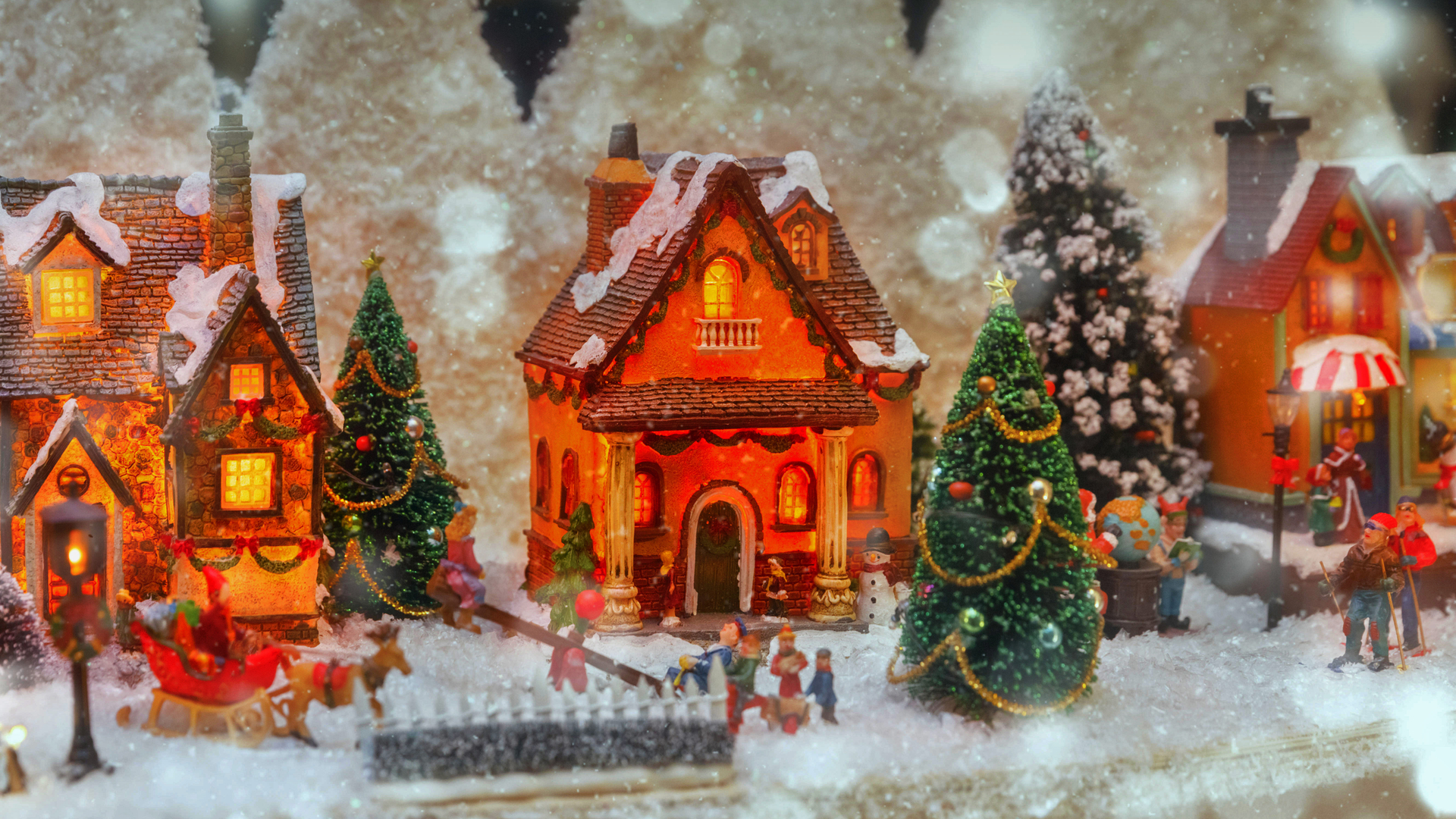 Miniature Christmas village in Strasbourg, France (© Kavalenkava Volha/Alamy)(Bing United Kingdom)