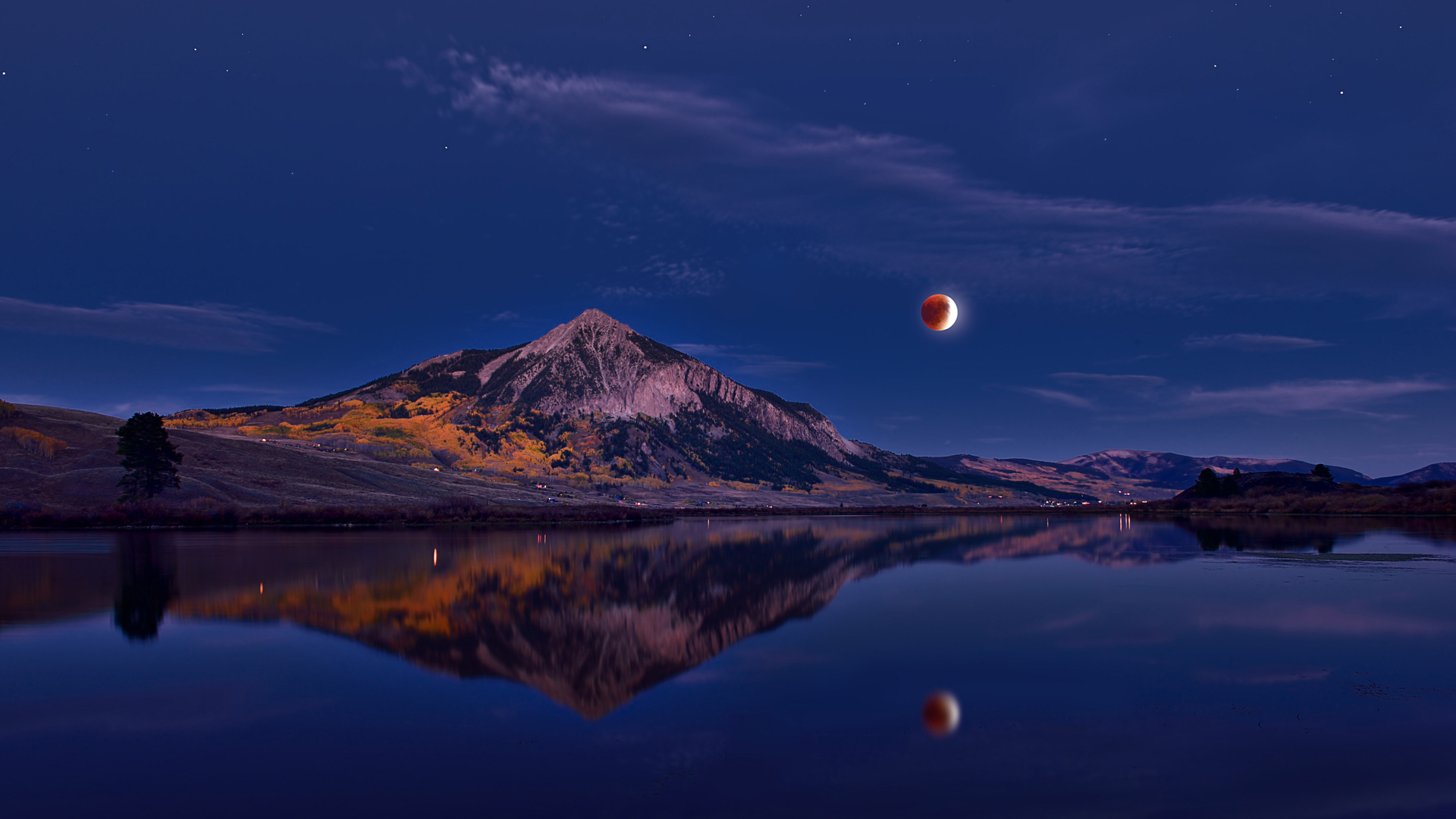 Lunar eclipse above Mount Crested Butte, Colorado (© Mengzhonghua Photography/Getty Images)(Bing United States)