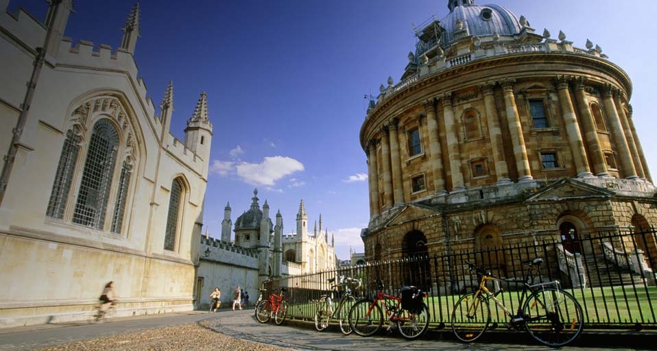 Radcliff Camera, Oxford, England -- Peter Adams/Corbis &copy; (Bing Canada)