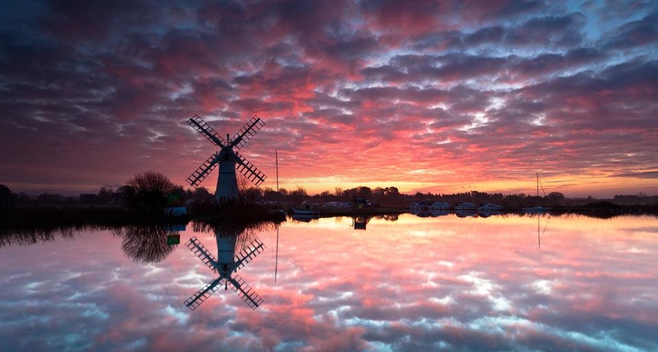 Thurne dyke drainage mill on the River Thurne, Norfolk Broads (© Loop Images / SuperStock) &copy; (Bing United Kingdom)