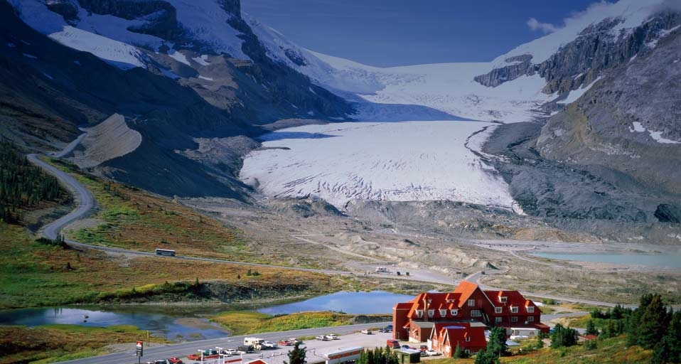 Der Icefield Parkway führt vorbei am Athabasca Gletscher in den kanadischen Rocky Mountains – Steve Vidler/Photolibrary &copy; (Bing Germany)