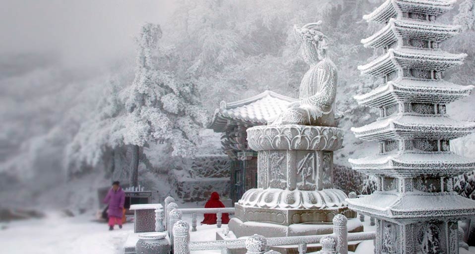 Schneebedeckter Tempel auf einem Berg in der südkoreanischen Provinz Gangwon-do. – YONHAP/Corbis &copy; (Bing Germany)