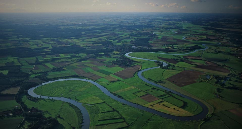 Luftbild der mäandernden Weser, Niedersachsen, Deutschland – Karl Johaentges/LOOK-foto &copy; (Bing Germany)