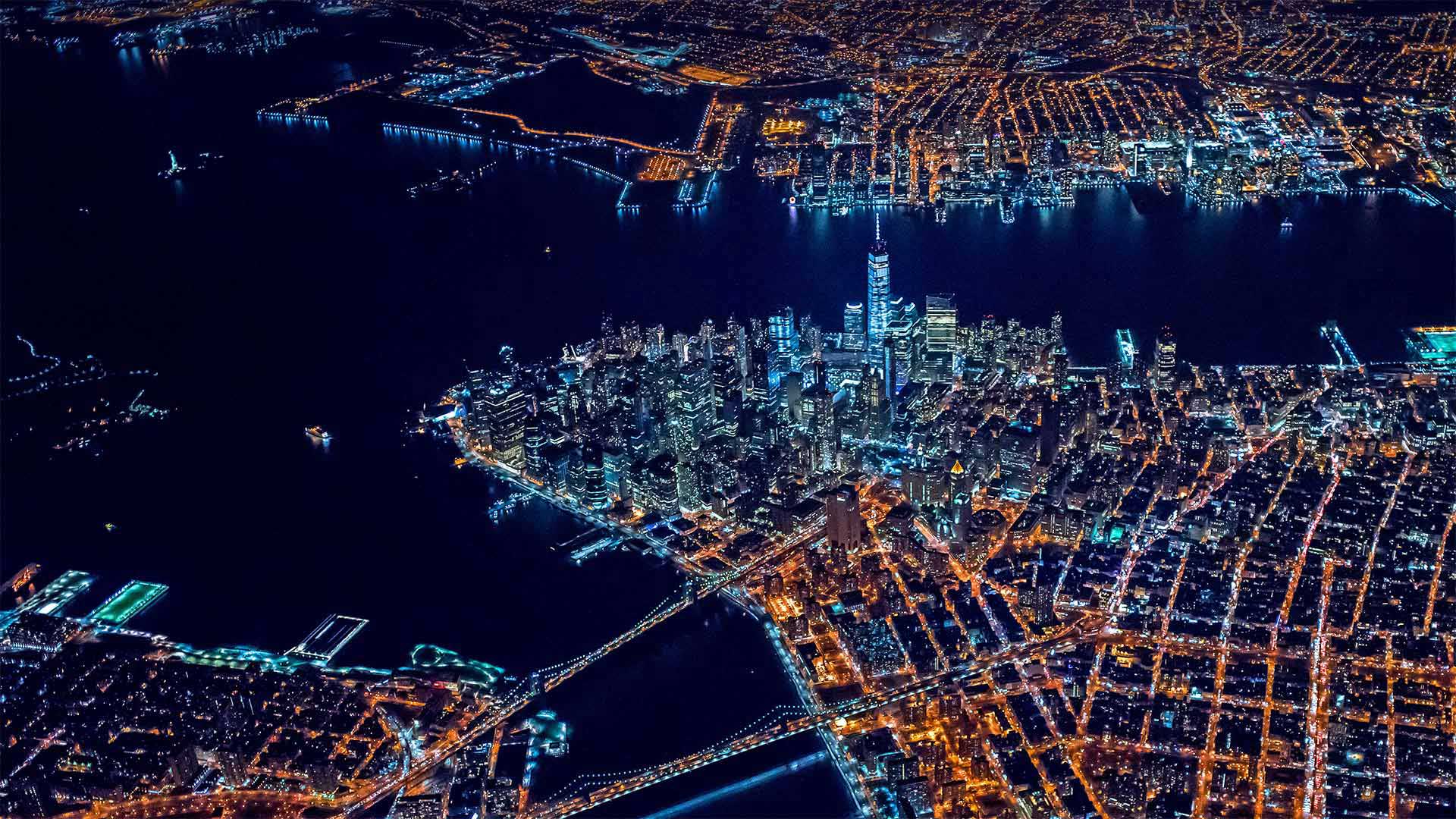 Lower Manhattan in New York City (© New York On Air/Offset/Shutterstock)(Bing Canada)