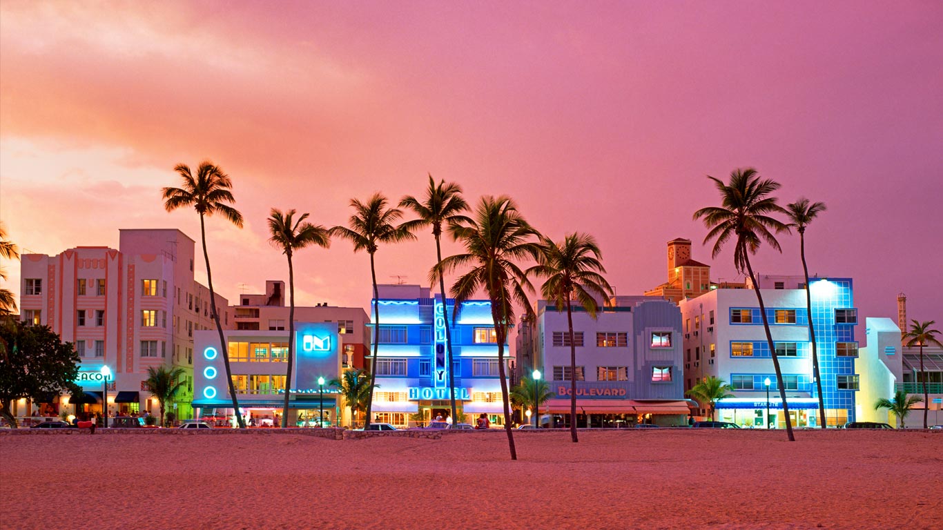Ocean Drive in Miami, Florida (© Guido Cozzi/Offset/Shutterstock)(Bing Canada)