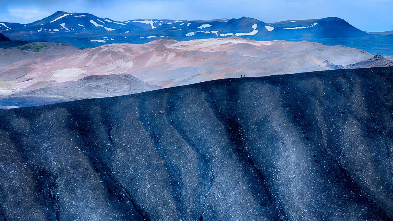 Hikers near Hverfjall, Iceland (© Joseph Calev)(Bing United Kingdom)