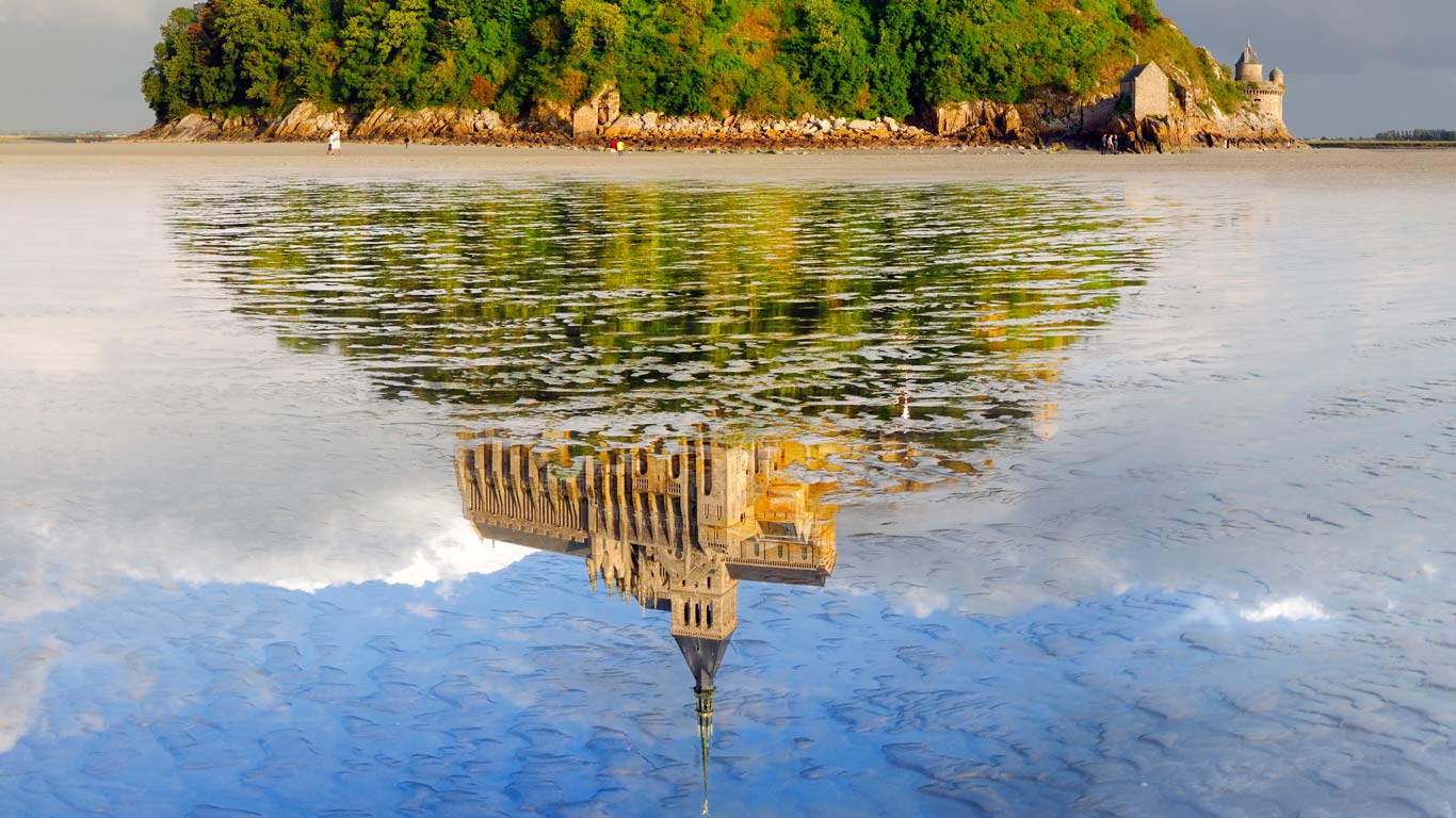 Mont Saint-Michel se reflétant dans l’eau, Normandie (© Luca Da Ros/SIME/4Corners)(Bing France)