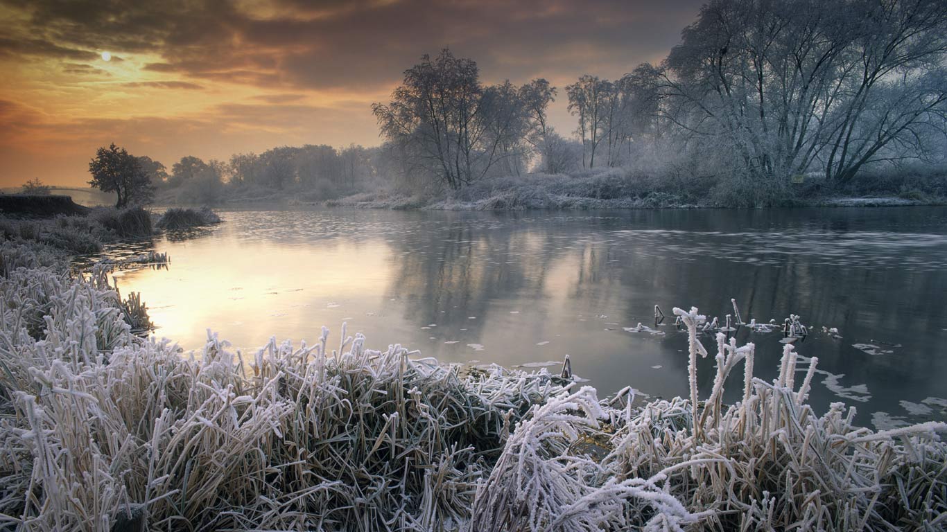 Wintertime along River Avon, Worcestershire, England (© nagelestock.com/Alamy)(Bing United Kingdom)