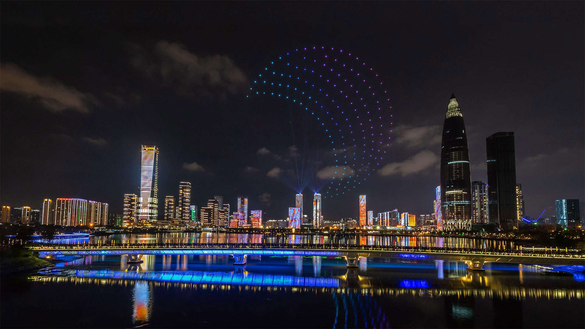 Drohnen erhellen den Himmel über Shenzhen, China (© Liang Weiming/VCG via Getty Images)(Bing Deutschland)