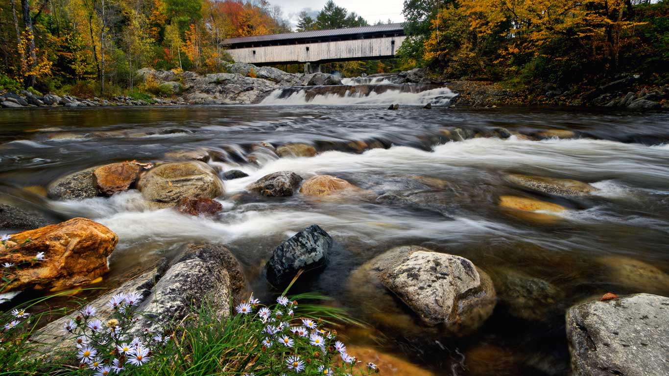 The Swiftwater Bridge crosses the Wild Ammonoosuc River near Bath, New Hampshire, USA (© Daniel Dempster Photography/Alamy)(Bing United Kingdom)