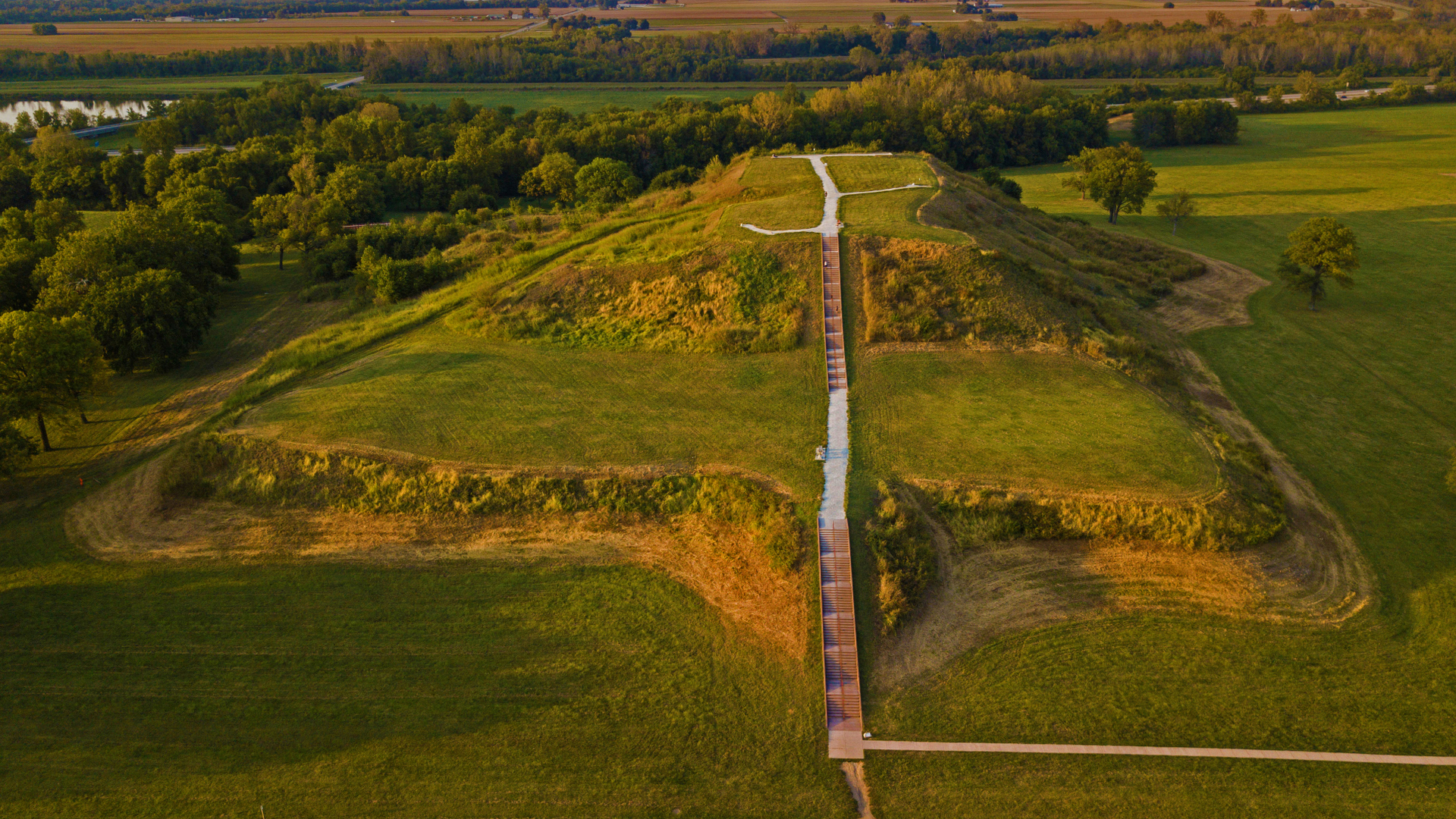 Monks Mound at the Cahokia Mounds UNESCO World Heritage Site near Collinsville, Illinois (© Matthew Gush/Alamy)(Bing United States)