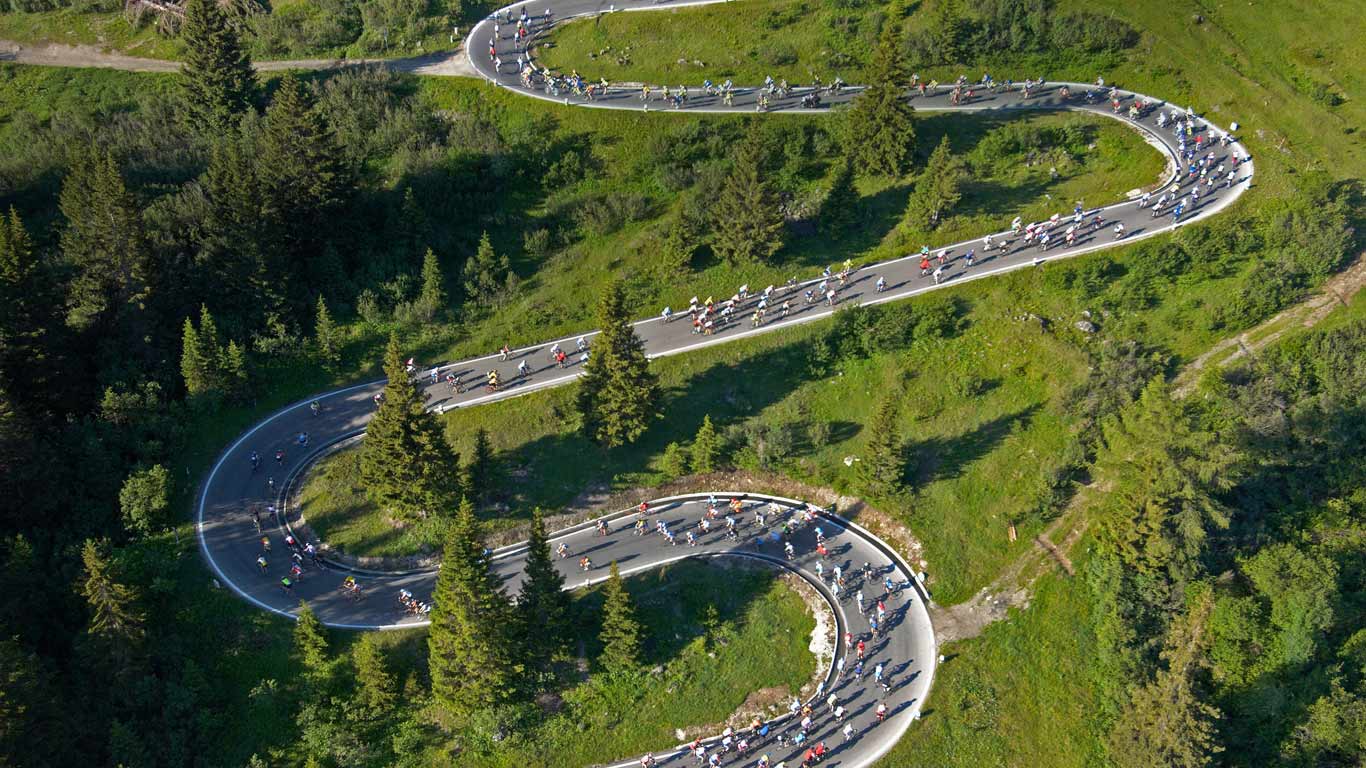 The Maratona dles Dolomites cycling race in Italy (© Aurora Photos/Alamy)(Bing United Kingdom)