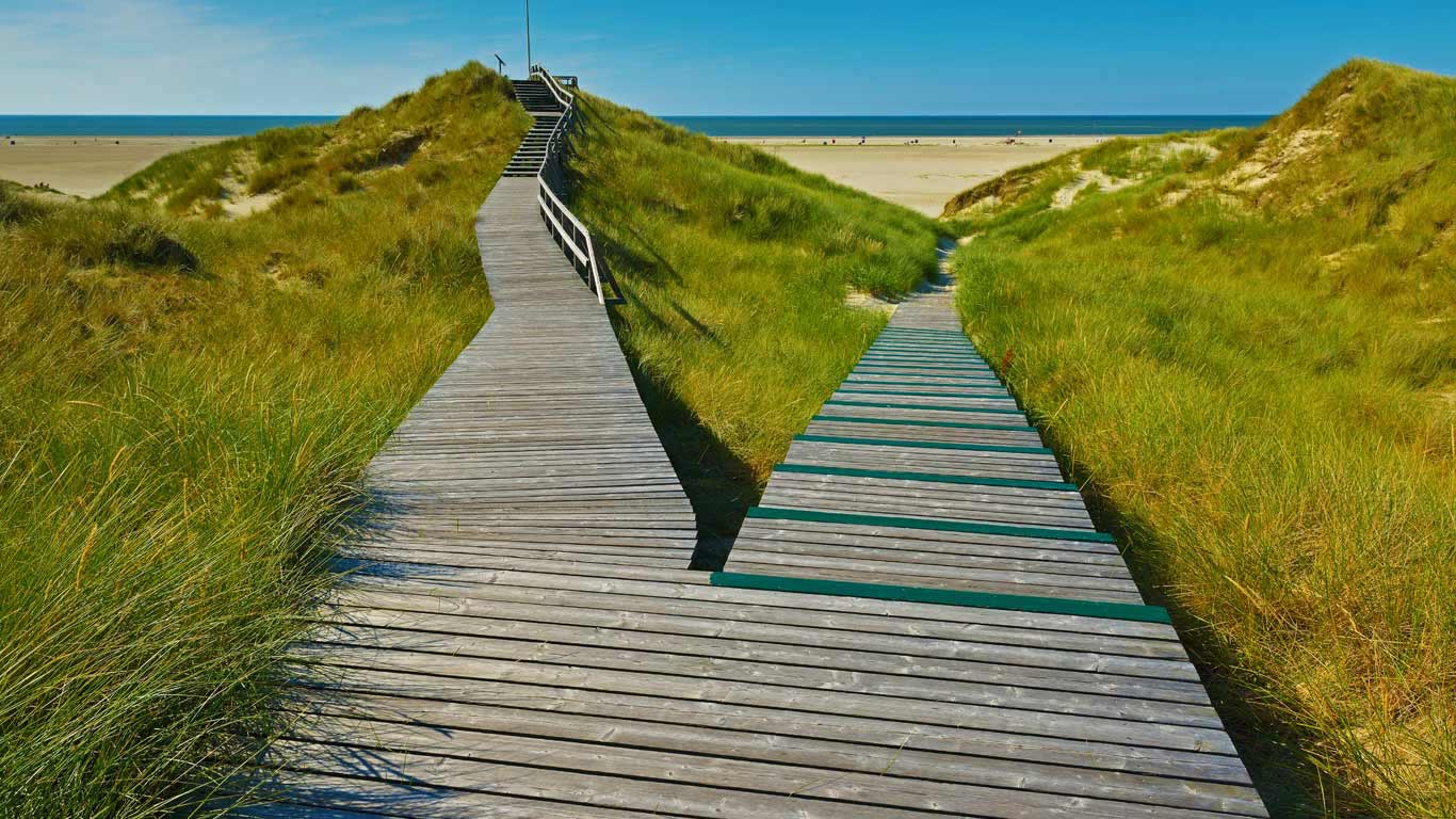 A boardwalk in Norddorf on Amrum Island, Germany (© Raimund Linke/Getty Images)(Bing United Kingdom)