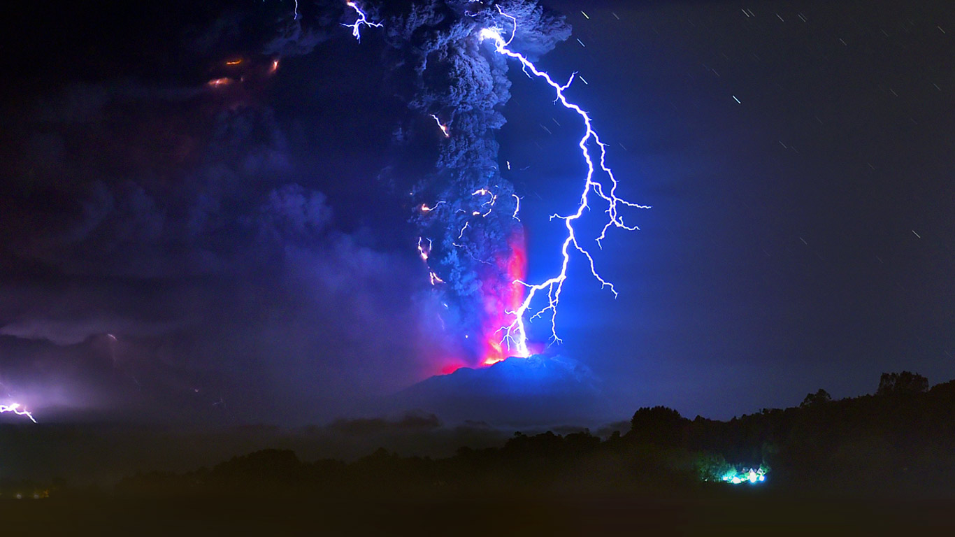 ｢カルブコ火山噴火｣チリ (© Martin Bernetti/Getty Images)(Bing Japan)