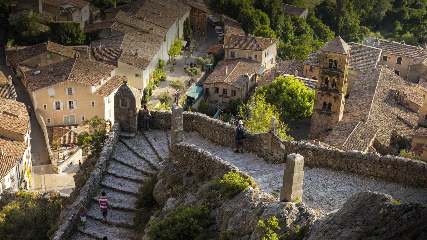 Escalier menant à la chapelle Notre-Dame-de-Beauvoir à Moustiers-Sainte-Marie, Alpes-de-Haute-Provence, PACA (© SIME/eStock Photo)(Bing France)