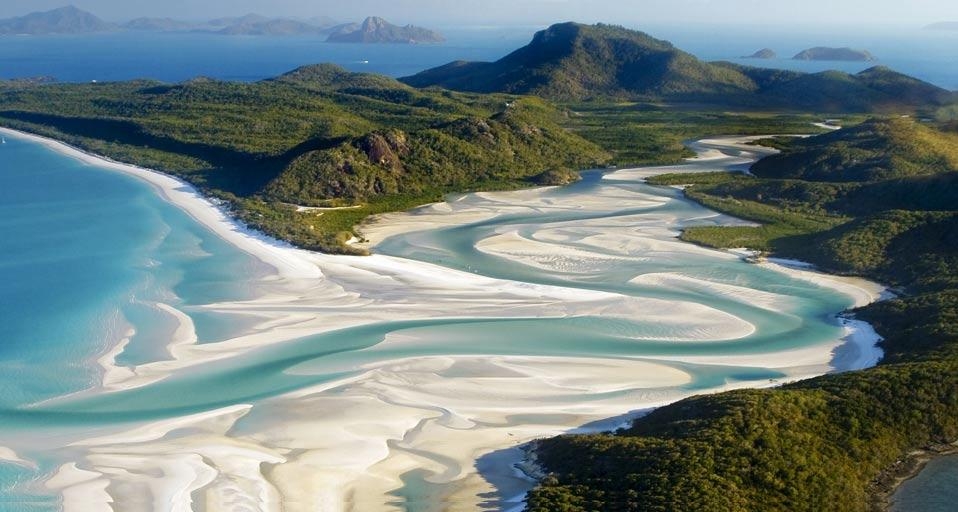 Aerial shot of Whitehaven Beach, Whitsunday Island off Queensland, Australia (© imagebroker.net/Superstock) &copy; (Bing United Kingdom)