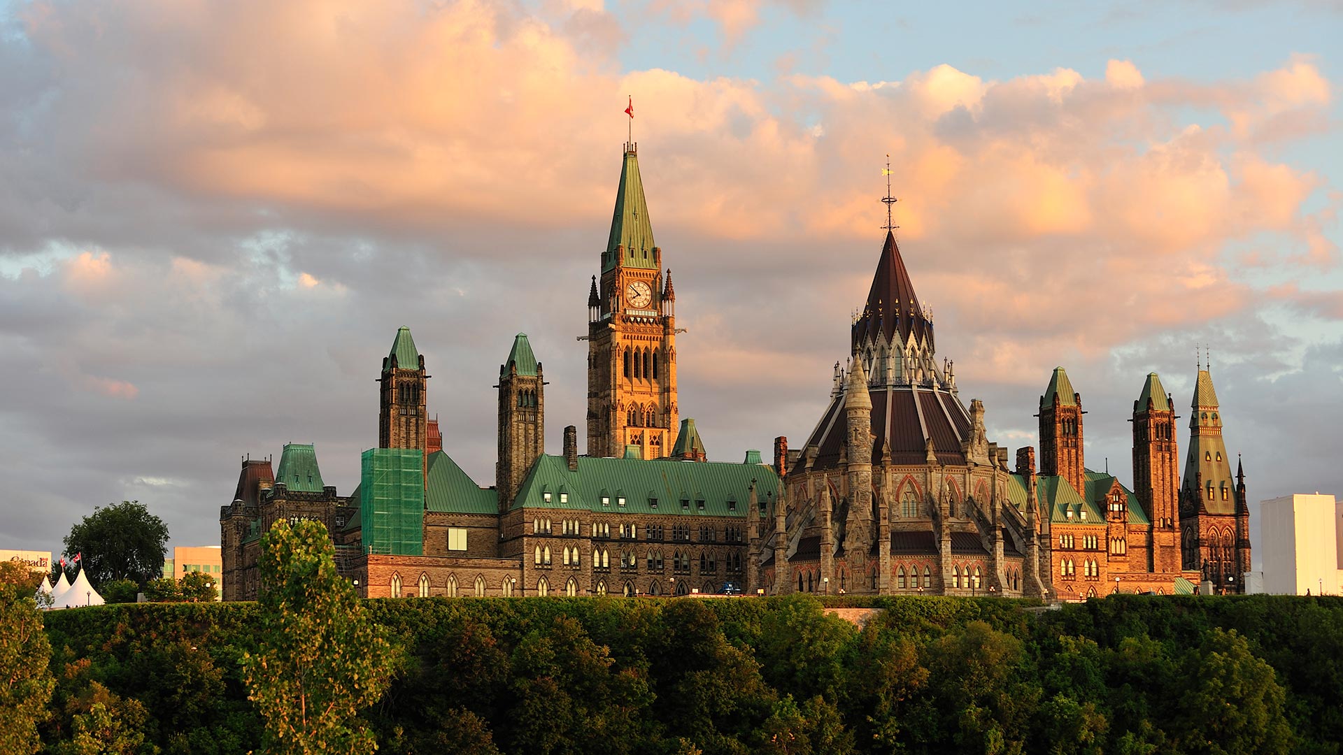 Parliament Building in Ottawa at sunset (© Serega/Getty Images)(Bing Canada)