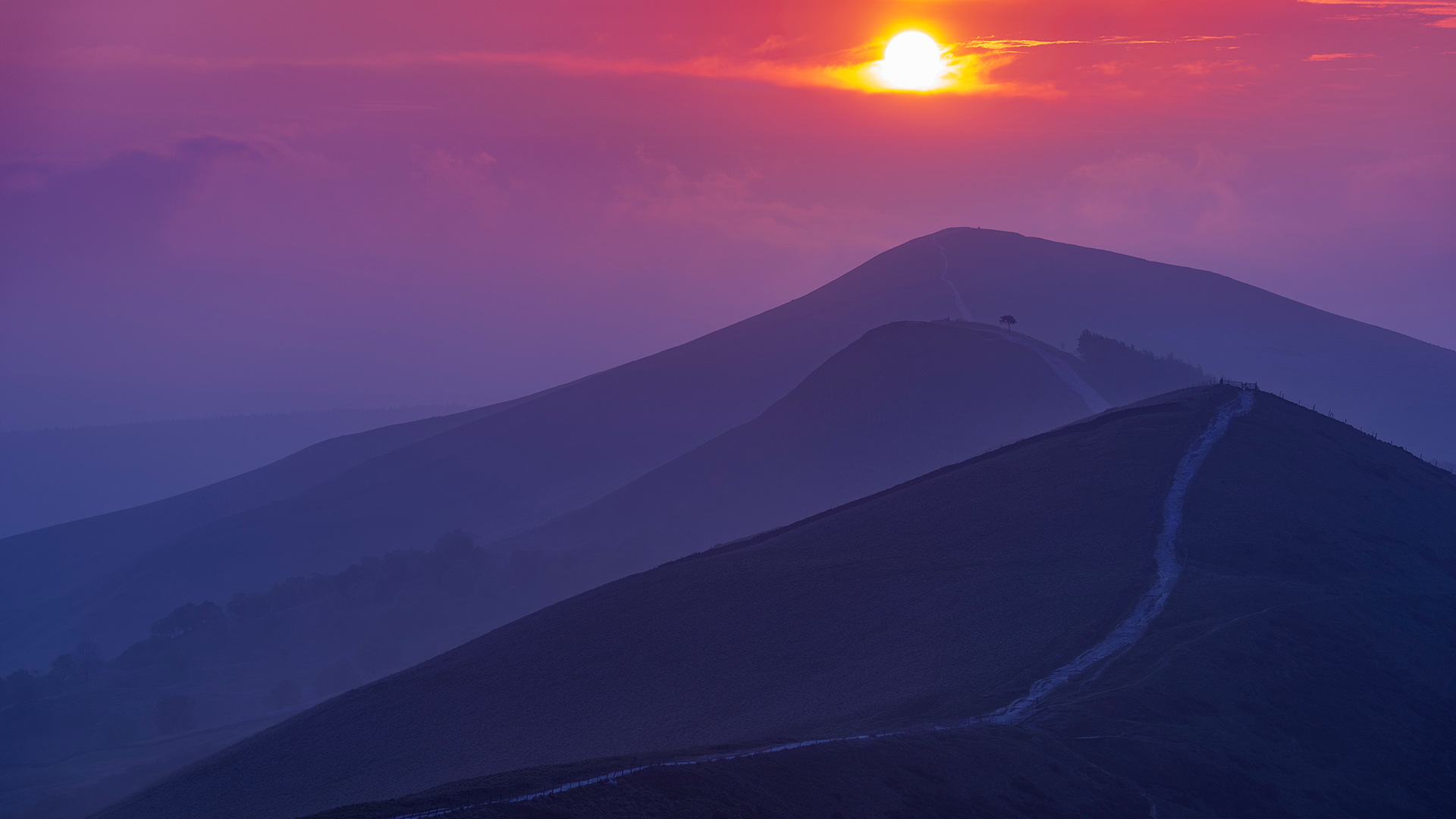 The Great Ridge, Peak District National Park, England (© John Finney Photography/Moment/Getty Images)(Bing Australia)