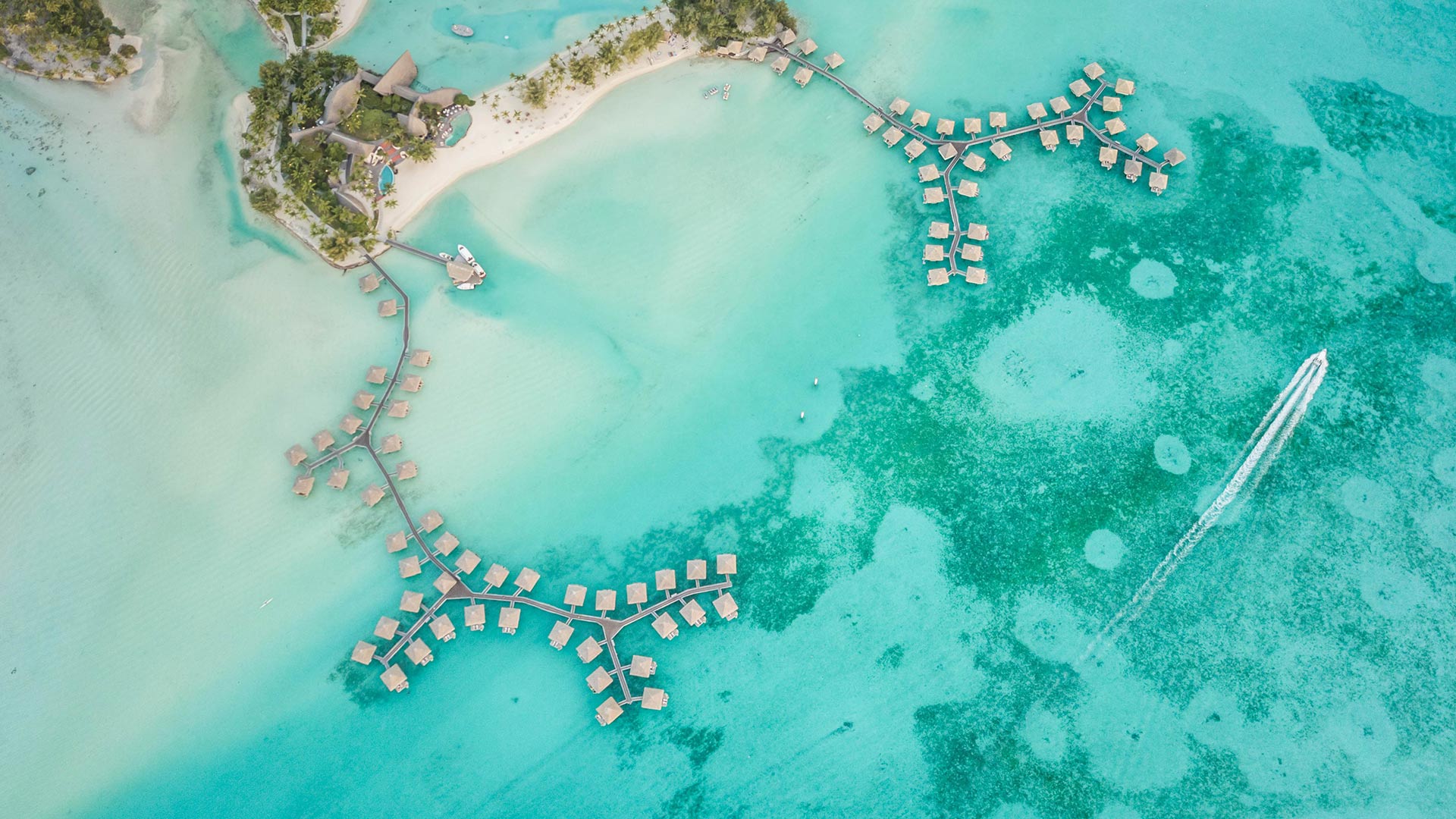 Vue aérienne de bungalows sur l’île de Bora-Bora, Polynésie française (© Amazing Aerial Agency/Offset by Shutterstock)(Bing France)