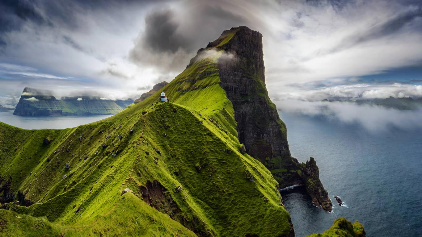 Kallur lighthouse on Kalsoy Island, Faroe Islands (© Janne Kahila/500px)(Bing United Kingdom)