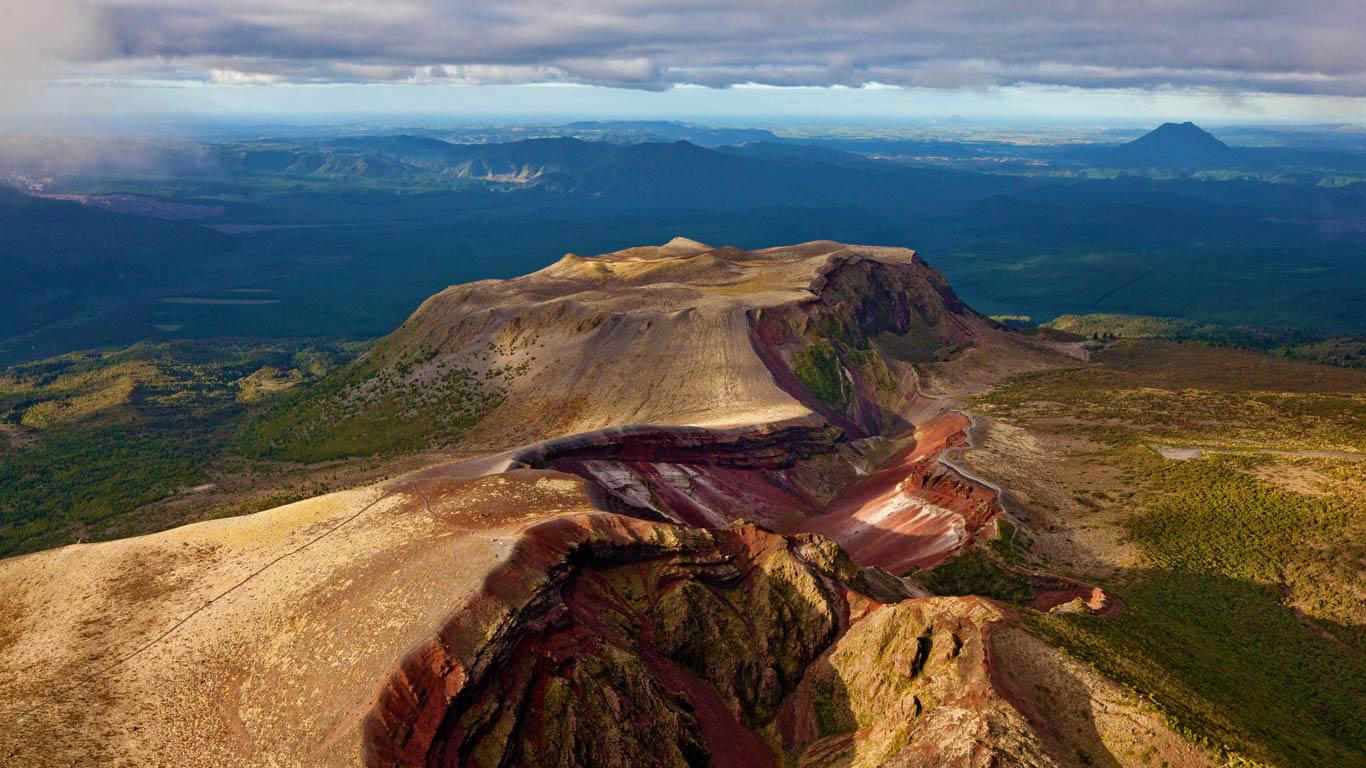 Mount Tarawera on the North Island, New Zealand (© Look Foto/Aurora Photos)(Bing United Kingdom)