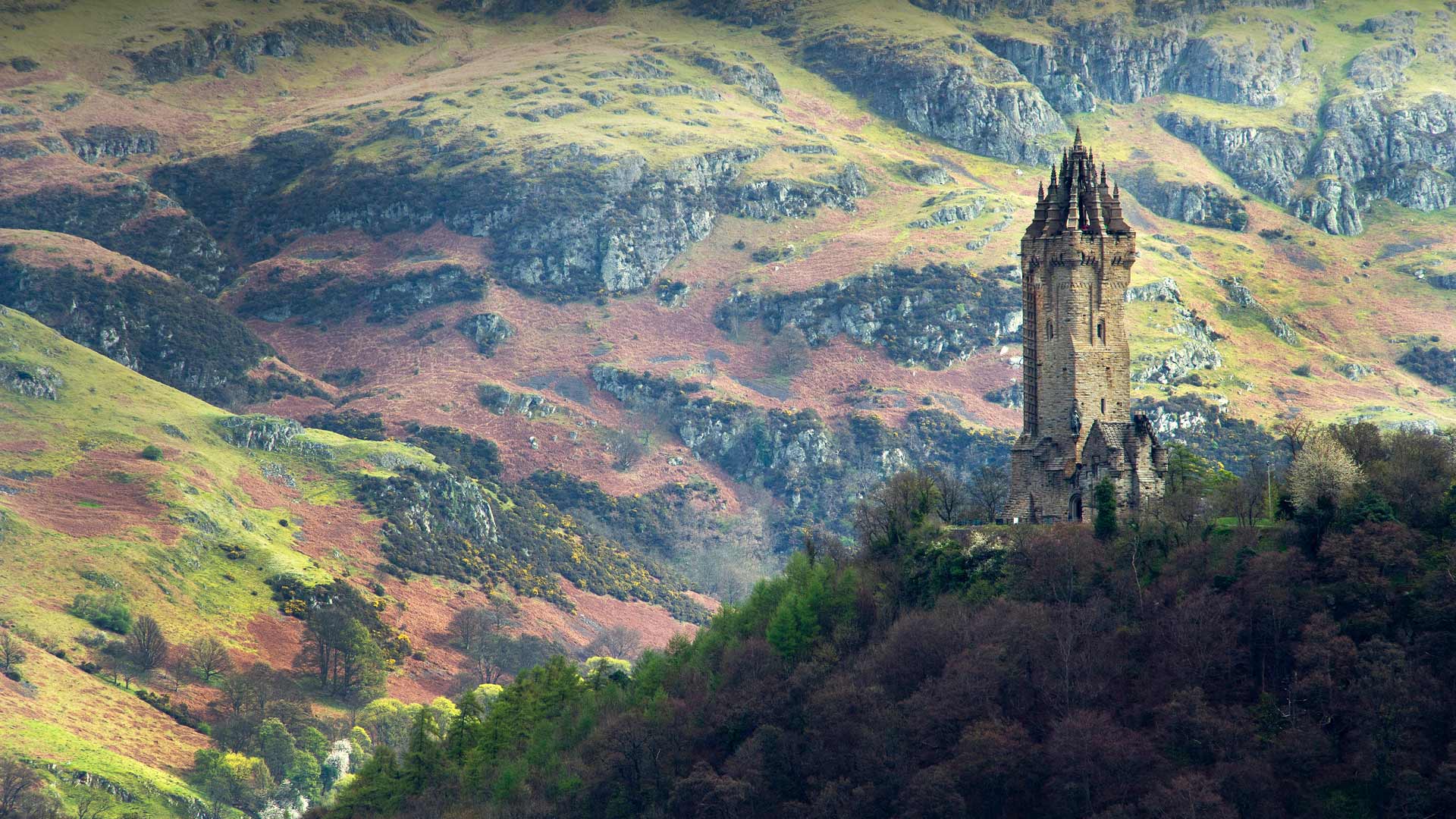 The National Wallace Monument overlooking Stirling in Scotland (© Elena Korchenko/age fotostock)(Bing United Kingdom)