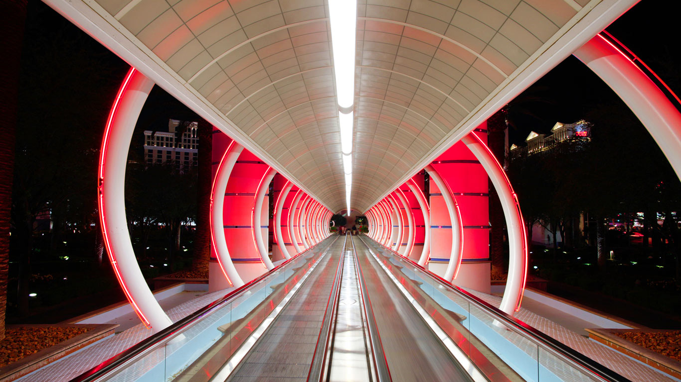 美国拉斯维加斯，通往百丽宫赌场酒店的行人步道 (© Gavin Hellier/Alamy)(Bing China)