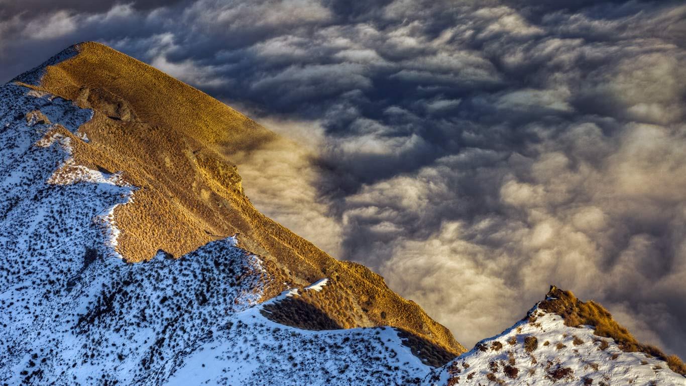 Sea of clouds over Lake Wanaka in Central Otago, Southern Alps, New Zealand (© Colin Monteath/age fotostock)(Bing United Kingdom)