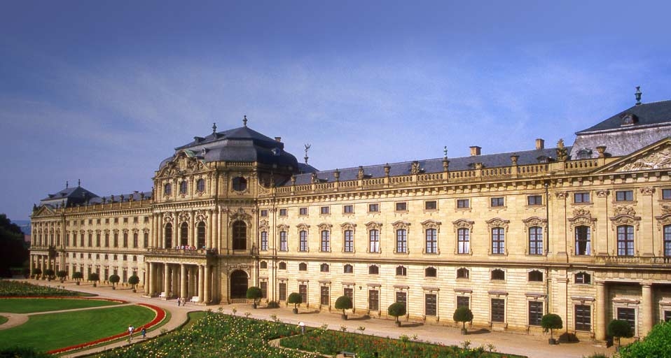 Rückseite der Fürstbischöflichen Residenz in Würzburg – Werner Hilpert/Panther Media/age fotostock &copy; (Bing Germany)