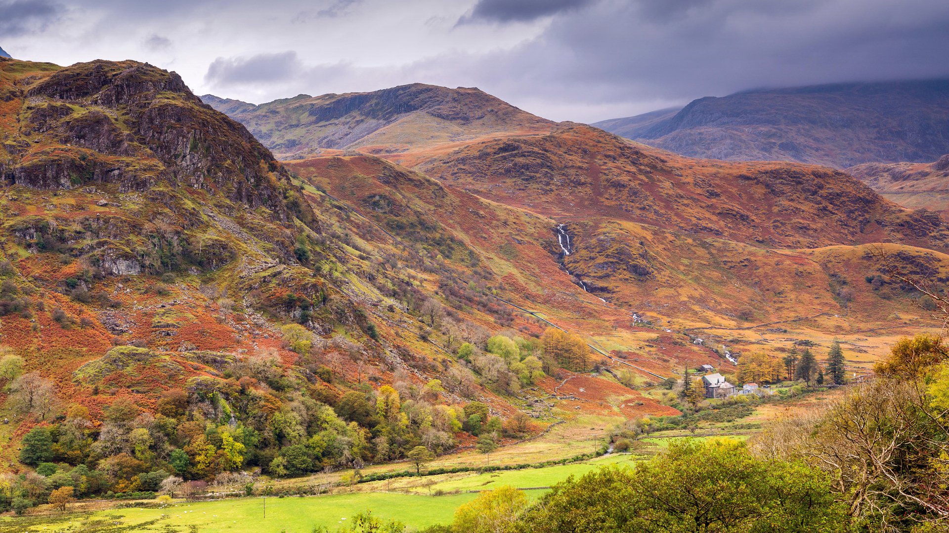 Nant Gwynant valley, Snowdonia National Park, Gwynedd. (© Sebastian Wasek/Alamy)(Bing United Kingdom)