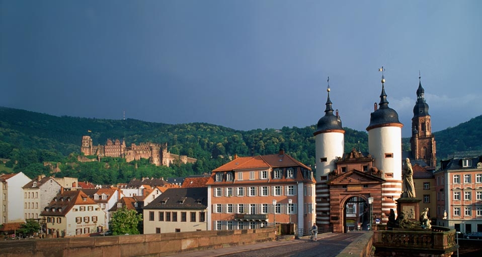 Blick auf die Alte Brücke (Karl-Theodor-Brücke) in Heidelberg – Atlantide Phototravel/Corbis &copy; (Bing Germany)