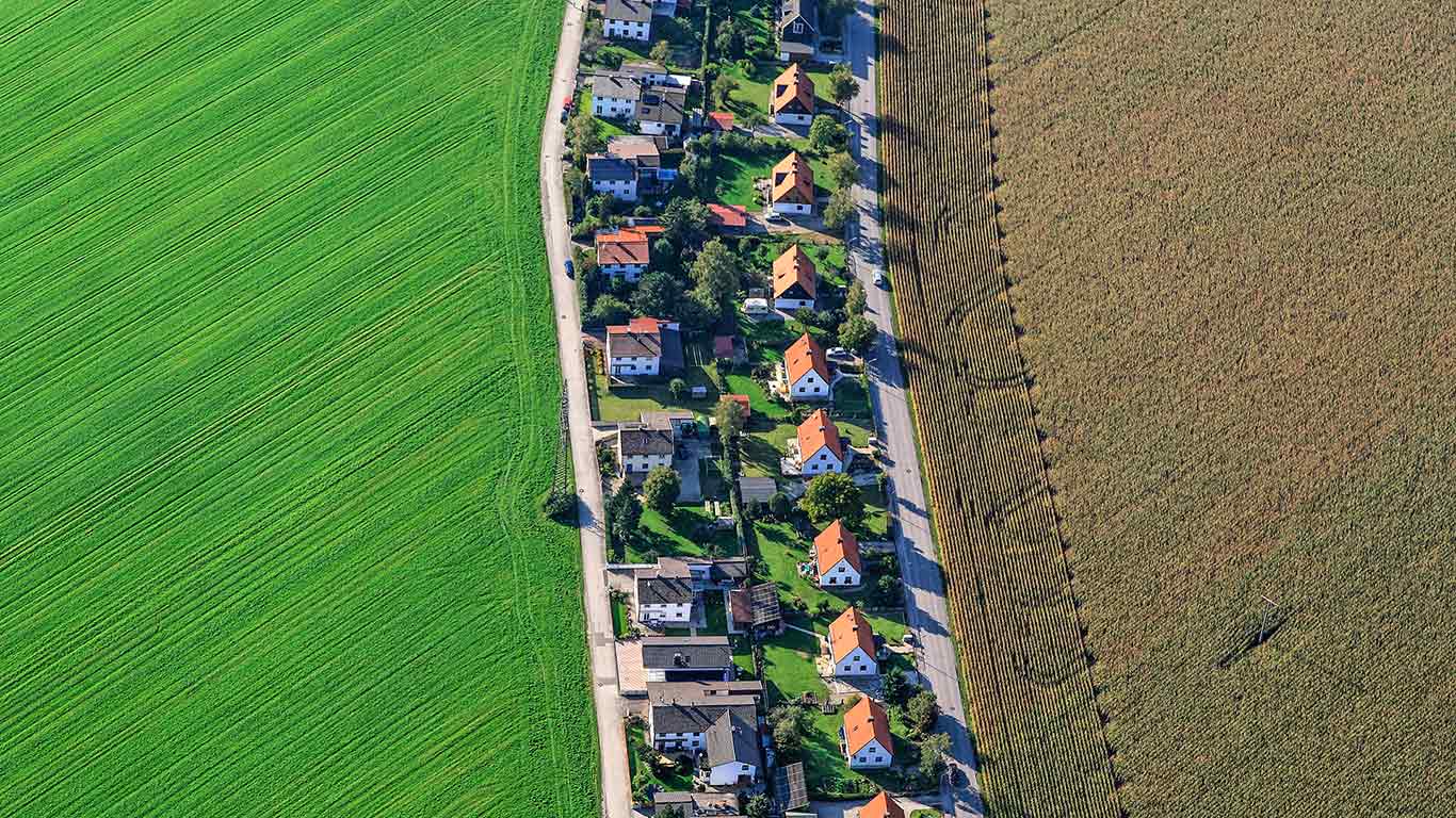 Luftaufnahme einer Wohnsiedlung in Poing, Bayern, Deutschland (© plainpicture/Westend61/Klaus Leidorf)(Bing Deutschland)