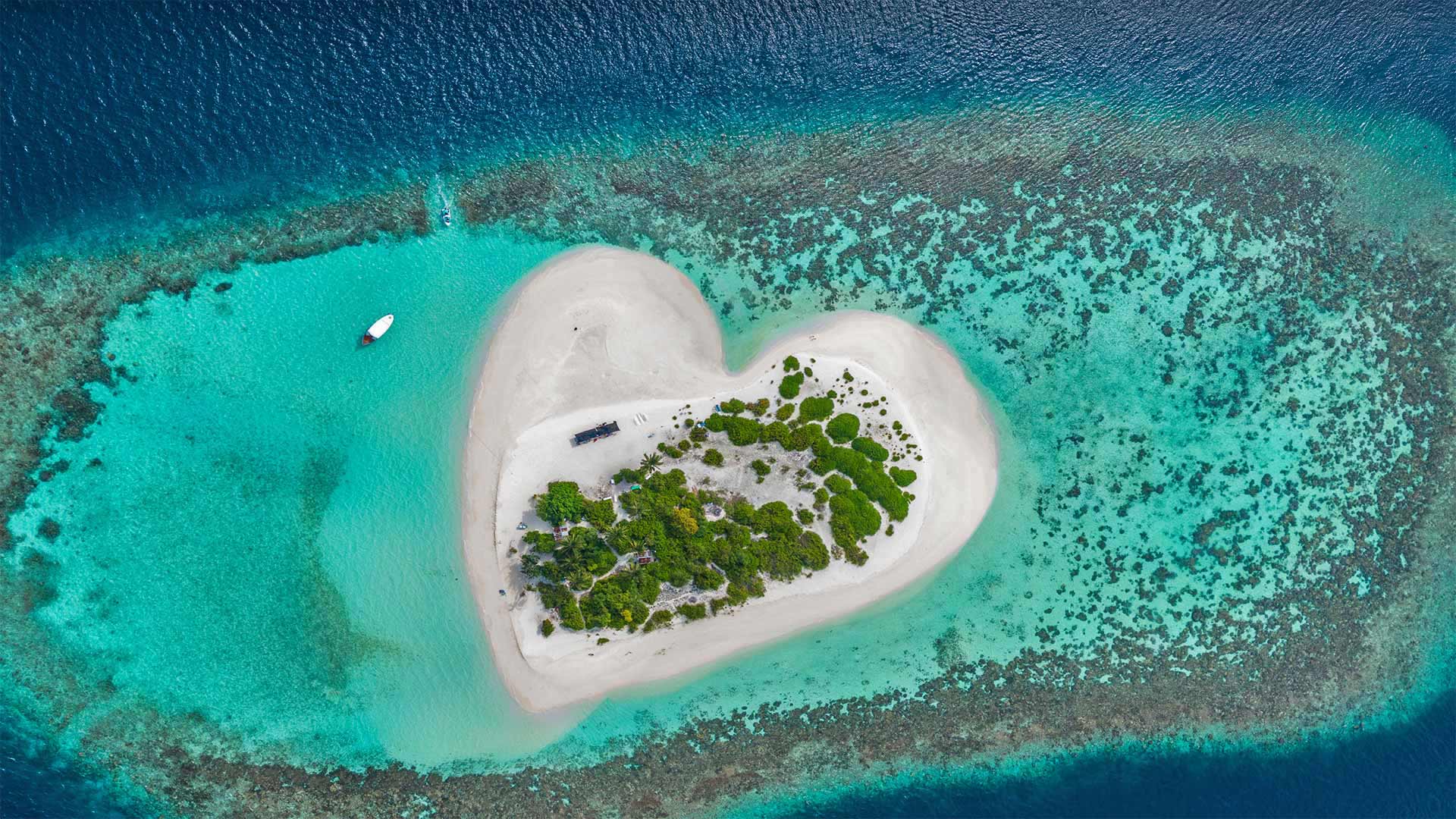 Herzförmige Insel mit Sandstrand, vorgelagertes Korallenriff, Indischer Ozean, Malediven (© Willyam Bradberry/Shutterstock)(Bing Deutschland)